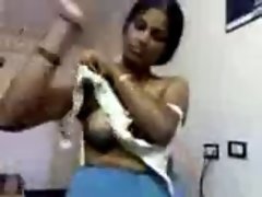 Attractive Southindian Aunty Show her assests